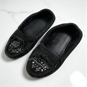 미네통카 모카신 블랙 검정 스터드 24cm