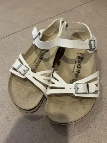 새상품급 BIRKENSTOCK 화이트 샌들