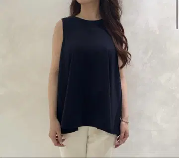 BLENHEIM 슬리브리스 플레어 컷 티셔츠