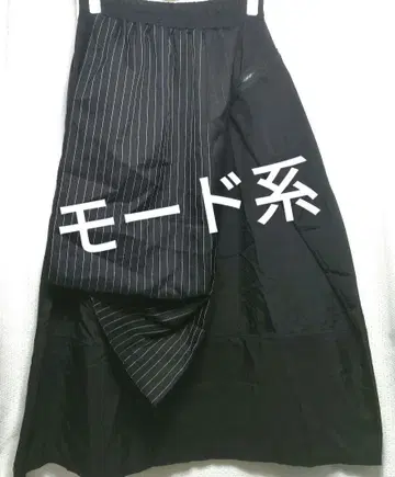 미사용 새상품 변형 나일론 절개 플레어 스커트 블랙