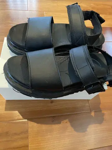 Dr. Martens 블랙 스포츠 샌들 통굽 VOSS QUAD