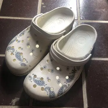 Crocs 화이트 페이즐리 샌들