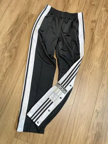 아디다스 THE BRAND WITH THREE STRIPES