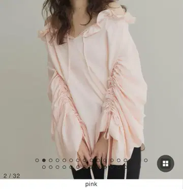 프릴이 달린 핑크 상의