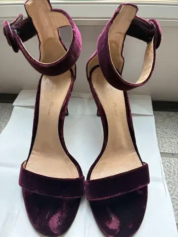 Gianvito Rossi 버건디 벨벳 하이힐