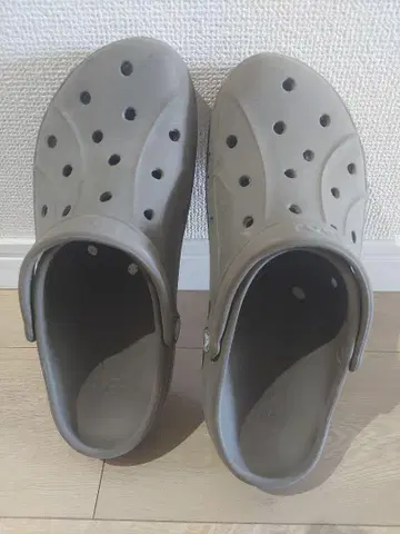 Crocs 그레이 클로그 샌들 M
