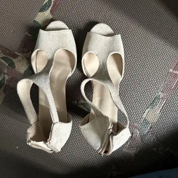 베이지 오픈토 샌들