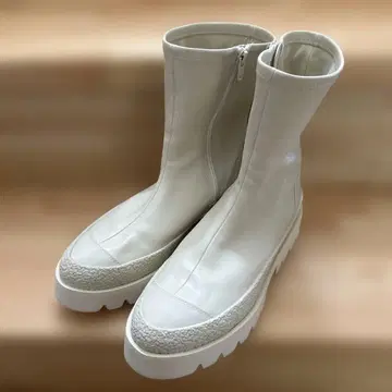 화이트 가죽풍 하이컷 부츠 지나시스 부츠