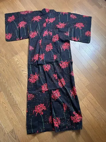 여성용 유카타 블랙 베이스에 빨간색 피안꽃