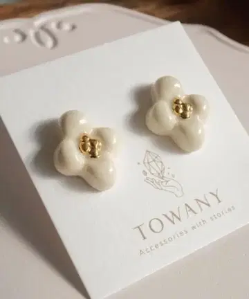 TOWANY 화이트 로즈 나사 스프링 귀걸이