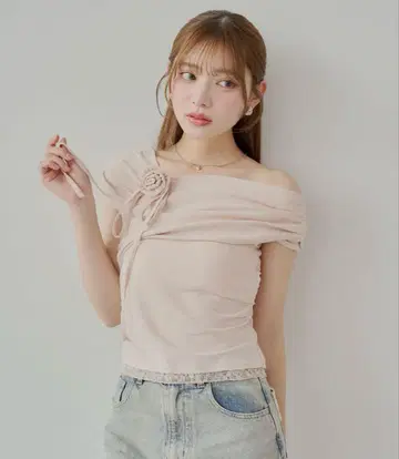 Chico 로즈 초커가 달린 원숄더 밑단 레이스 T