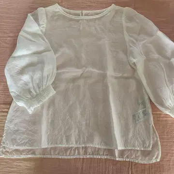 로페 화이트 오분 소매 셔링 블라우스