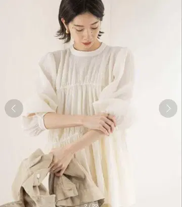 KBF 티어드 셔링 블라우스 아이보리