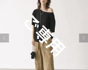 리브 드와 오픈 넥 티셔츠