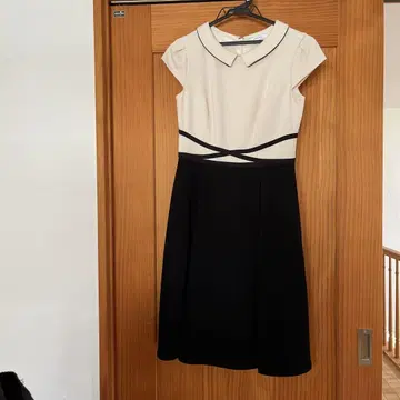 TOCCA 반팔 무릎 기장 원피스 베이지와 블랙