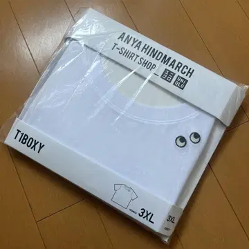 유니클로 안야 힌드마치 박스 티셔츠