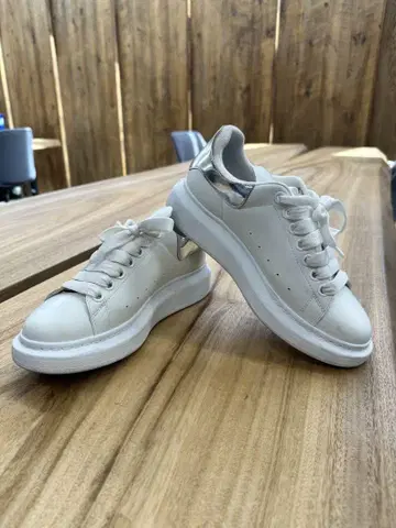 Alexander McQueen 화이트 스니커즈