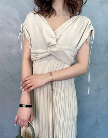 eimy istoire 트위스트 포인트 플리츠 원피스 (BEIGE)