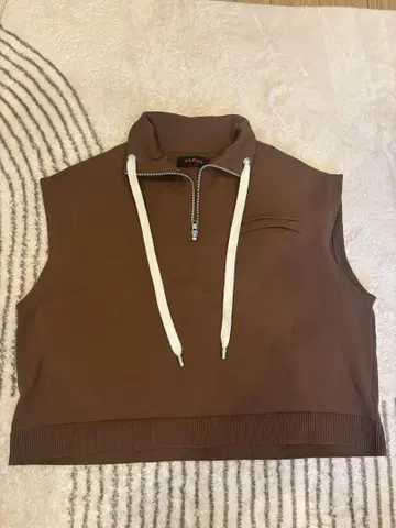 브라운 하프 지퍼 베스트