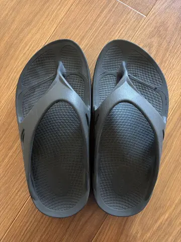 심플한 디자인의 블랙 비치 샌들. 우포스 EU 38