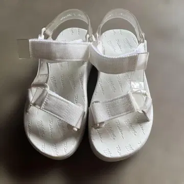 멜리사 통굽 화이트 스트랩 샌들
