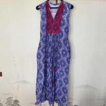 보라색과 빨간색 꽃무늬 슬리브리스 원피스