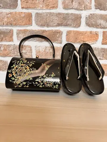 검은색 꽃무늬 기모노 가방과 일본 나막신 세트