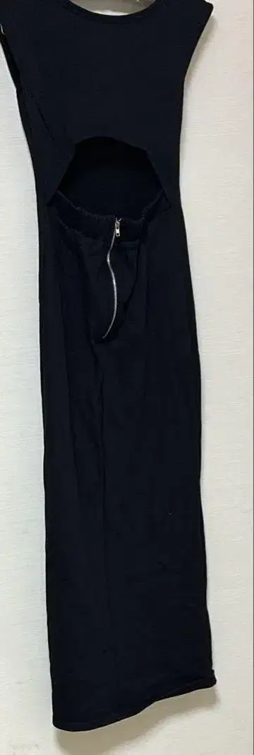 리젝시 백 오픈 슬릿 원피스