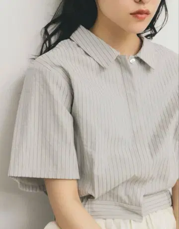 그레이 스트라이프 반팔 셔츠 크롭