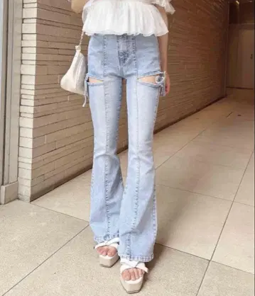 사이드 리본 컷 아웃 플레어 데님 팬츠 라이트 블루 M