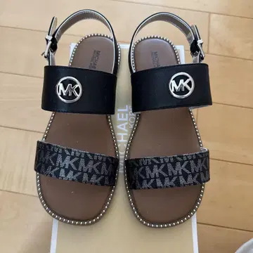 마이클코어스 MK 로고 스트랩 샌들