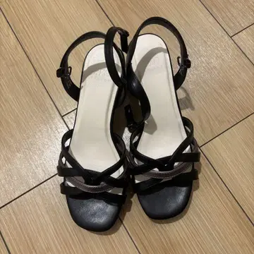 스트랩 샌들