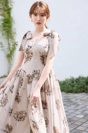 그녀의 입술과 해바라기 프린트 미디 드레스