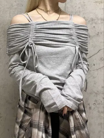 archives 드로스트 오프 숄더 컷 탑