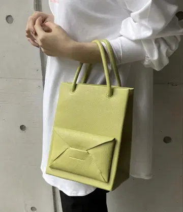 라임 그린 토트백 플랩 포켓 부착