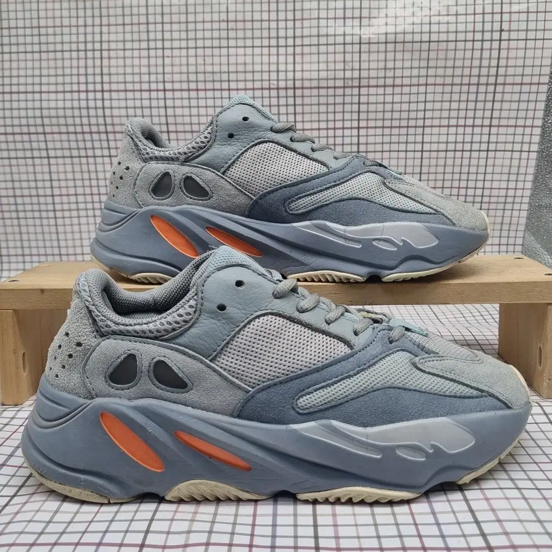 Adidas e.ji booth 700 Men's Sneakers 260