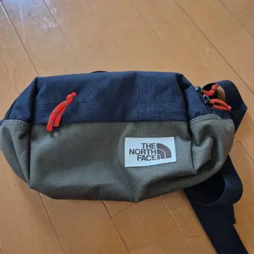 THE NORTH FACE 바디백 블랙/올리브