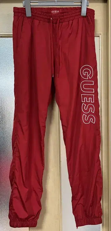 게스 GUESS 나일론 팬츠 이지 팬츠 밑단 지퍼 자수 로고 빨간색