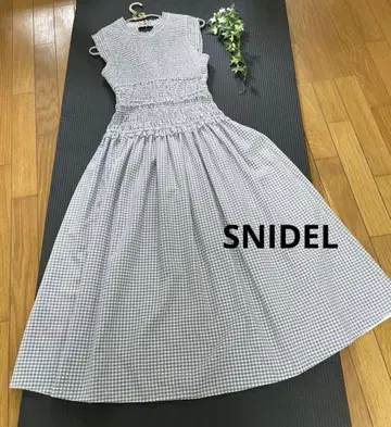 SNIDEL 허리 개더링 깅엄 체크 무늬 슬리브리스 원피스