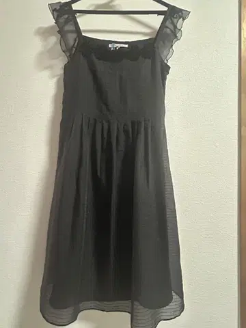 레베카 테일러/프릴이 달린 블랙 슬리브리스 원피스