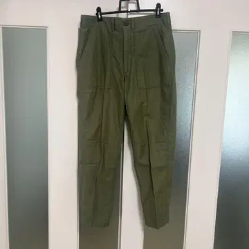 올리브 캐주얼 팬츠 앞면 포켓 부착