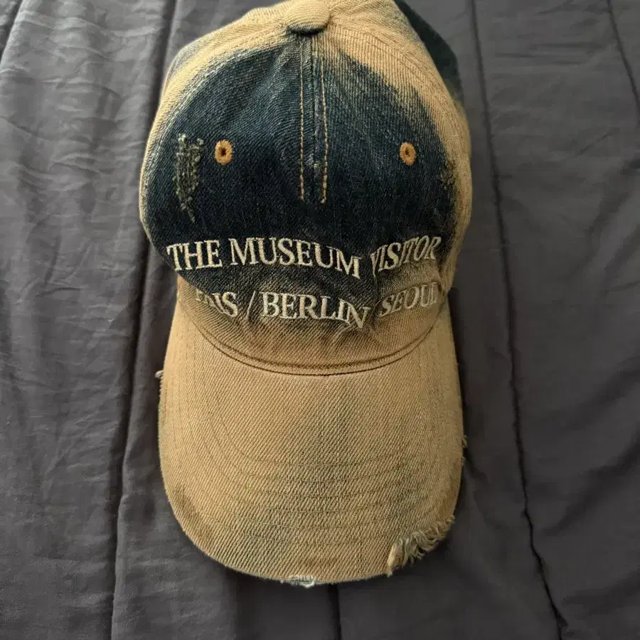 【THE MUSEUM VISITOR】 THEMUSEUMVISITOR LOGO WASHED BALLCAP WASHED DENIM BALLCAP (WHITE BLUE) : THE MUSEUM VISITOR