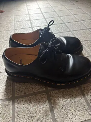 Dr. Martens 블랙 로퍼