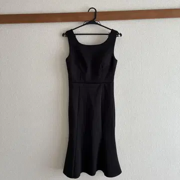 블랙 플레어 드레스 라운드 넥