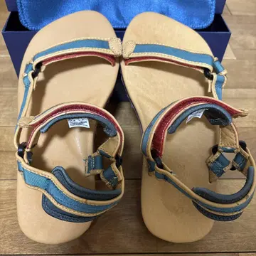 Suicoke 사이즈 41 베이지와 파랑의 샌들 수납 봉투 포함.
