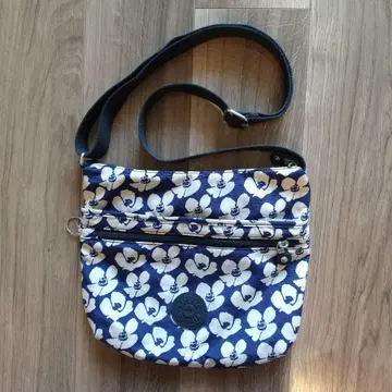 KIPLING 꽃무늬 숄더백 네이비