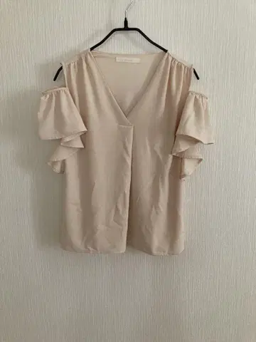 베이지 오프숄더 프릴 상의