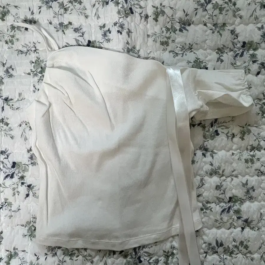 Dry Rose Slush Ribbon Top White on Bunjang Global Site.