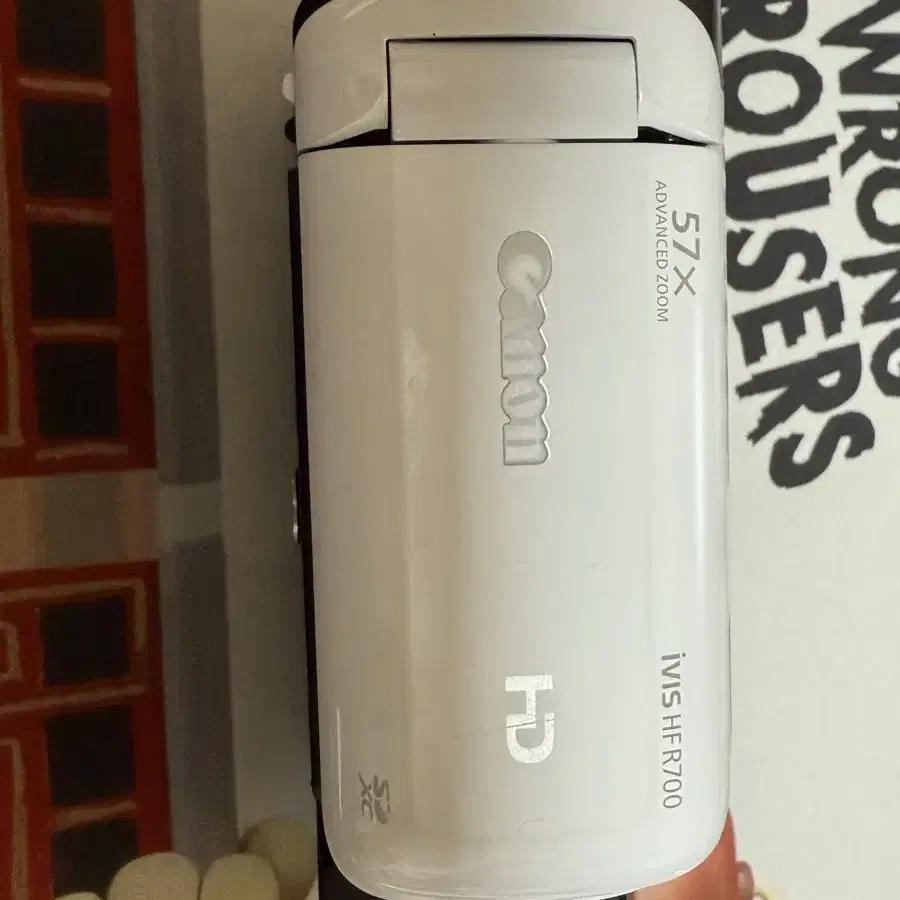 キャノン　Canon ivis HF R700 HD ホワイト キャノン Canon ivis HF R700 HD ホワイト CANON iVIS HF R700