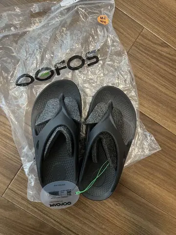 Oofos 블랙 샌들 우포스